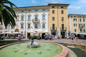 Familjelägenhet - flera sovrum - vid stranden (Residenza Rocca del Lago 2) | Exteriör
