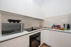 Family Apartment, Multiple Bedrooms, 2 Bathrooms, Beachside (Residenza Rocca del Lago) | Private kitchen