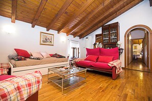 Familienapartment, Mehrere Schlafzimmer, am Strand (Residenza Rocca del Lago 2) | Wohnbereich