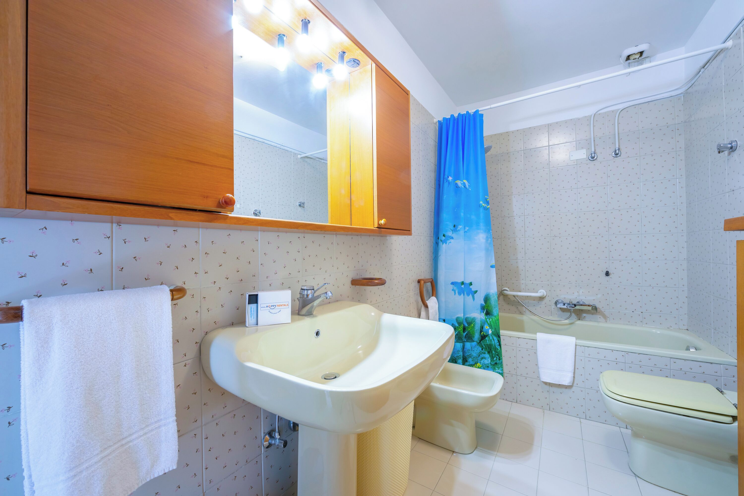Une salle de bain équipée d’un lavabo, d’un bidet, de toilettes et d’une baignoire.