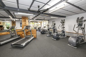 Ein Fitnessraum mit Laufbändern, Crosstrainern und Ergometer.