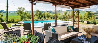 Sunny holiday home with swimming pool