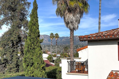 "Casa Playa" in the heart of West Beach - impeccably remodeled, with A/C and 2 car garage!