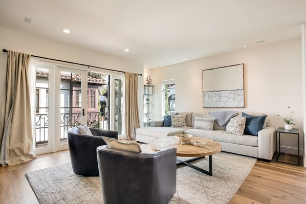 TV connectée, cheminée, livres