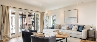 "Casa Playa" in the heart of West Beach - impeccably remodeled, with A/C and 2 car garage!