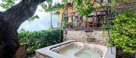 Outdoor spa tub