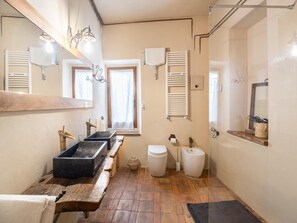 Shower, bidet, towels