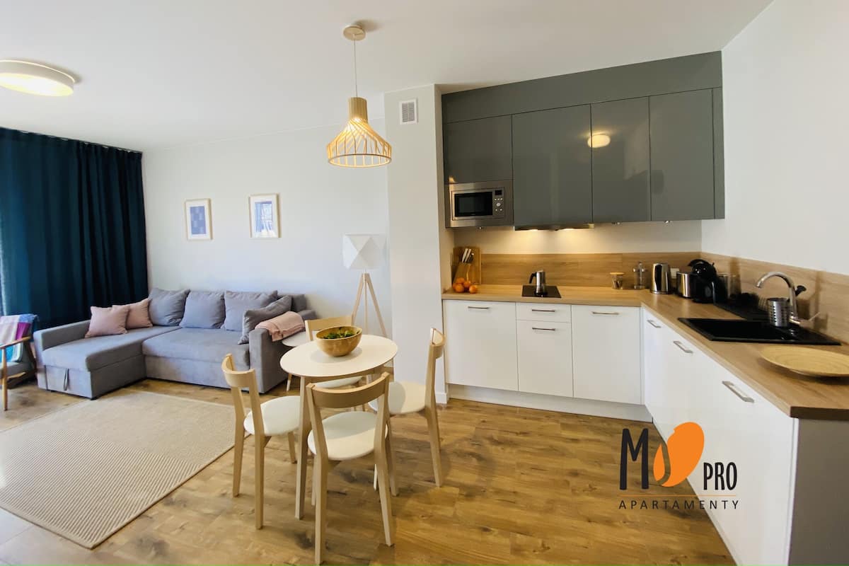 Un apartamento moderno con sala de estar, comedor y cocina.