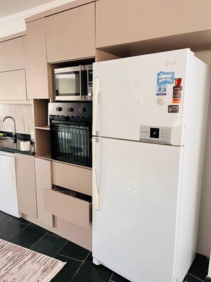 Kühlschrank, Mikrowelle, Ofen, Geschirrspüler