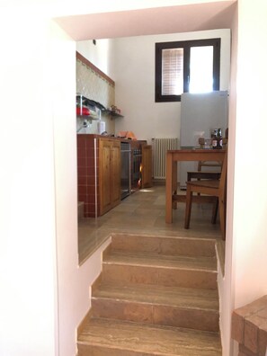 Kühlschrank, Geschirrspüler, Kochgeschirr/Geschirr/Besteck