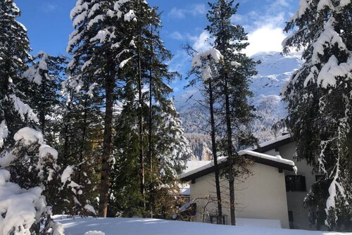 Sankt Moritz Dorf Charme Apartment with parking