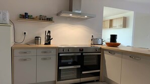 Eine moderne Küche mit Einbauofen, Kaffeemaschine und Toaster.