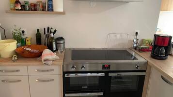 Frigorífico, microondas, horno y lavavajillas