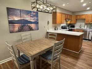 Dining - Relax and feel at home in this completely renovated vacation condo at the Nordic (Lincoln)