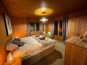 5 bedrooms, in-room safe, iron/ironing board, free WiFi