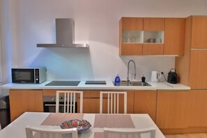 冷蔵庫、オーブン、コンロ、食器洗い機