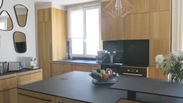Réfrigérateur, micro-ondes, four, plaque de cuisson