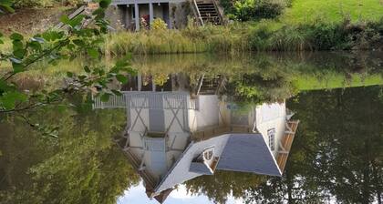 Secluded 127m² Cottage in Rambouillet Forest with Pond, Fireplace, and Terrace