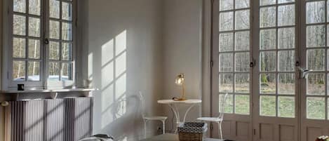 Téléviseur à écran plat, foyer