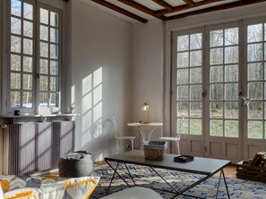 Télévision à écran plat, cheminée