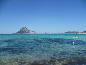 På stranden og solsenger