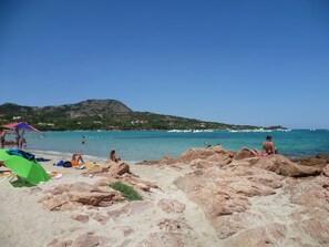 En la playa y camastros 