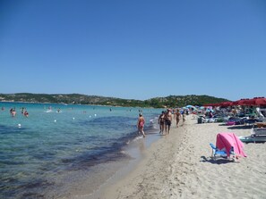 En la playa y camastros 