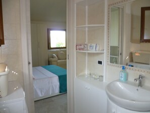 Dusj, hårføner, bidé og håndklær