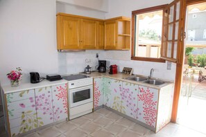 Refrigerador, horno, cafetera y tetera y tetera eléctrica 