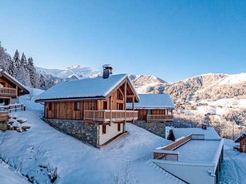 Stunning 3* duplex chalet with hotel services, ski-in/ski-out, parking, wifi