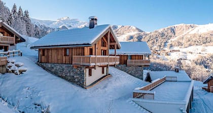 Stunning 3* duplex chalet with hotel services, ski-in/ski-out, parking, wifi