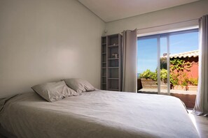 4 bedrooms, travel crib, free WiFi, bed sheets