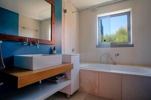 Combined shower/bathtub, bidet, towels - Villa met Zeezicht en Loopafstand Naar het Strand. Verwarmbaar Privezwembad (Cascais)
