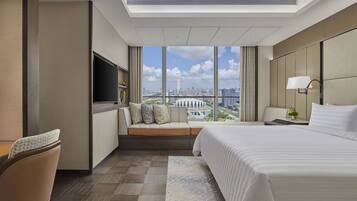 Minibar, coffres-forts dans les chambres, bureau