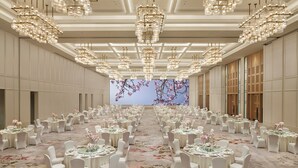 A banquet hall with round tables, white chairs, and chandeliers. - Shangri-La Qiantan, Shanghai (Shanghai)