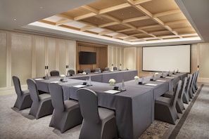 A conference room with a long table, chairs, a projector screen, and a wooden ceiling. - Shangri-La Qiantan, Shanghai (Shanghai)