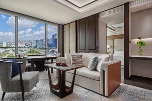 Deluxe lakosztály, 1 king (extra méretű) franciaágy | Nappalirész | 55 hüvelyk képátmérőjű 
okostévé, amelyen többféle kábelcsatorna nézhető