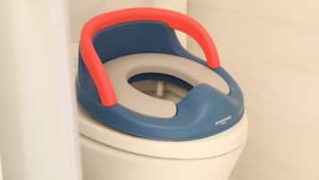 Un inodoro con tapa de asiento azul y roja.