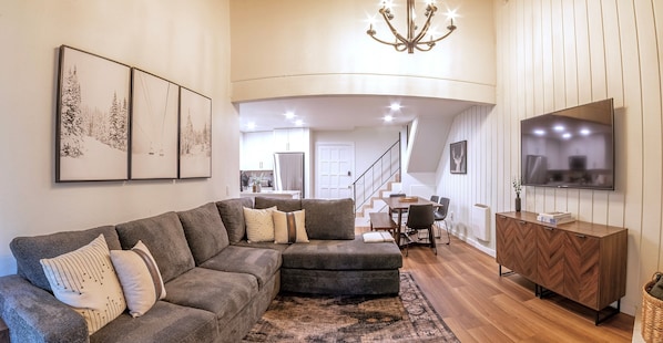 TV connectée, cheminée, lecteur de DVD, table de tennis de table