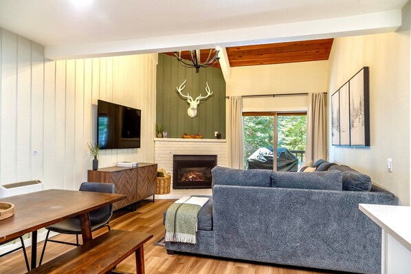 Älytelevisio, takka, DVD-soitin, pöytätennispöytä