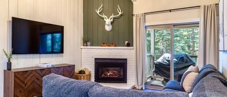 Smart TV, chimenea, reproductor de DVD, mesa de ping pong