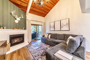 TV connectée, cheminée, lecteur de DVD, table de tennis de table