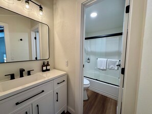 Combined shower/bathtub, hair dryer, towels - Walk to Ski lifts at Canyon Lodge, Jacuzzi & BBQ! (Mammoth Lakes)