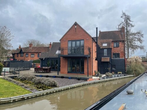 Smoke (Rowington Narrowboats)