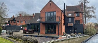 Smoke (Rowington Narrowboats)