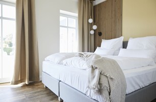 Ropa de cama de alta calidad y tabla de planchar con plancha 