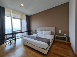 2 bedrooms, desk, WiFi