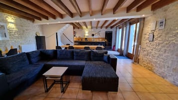 TV, lareira, mesa de pingue-pongue