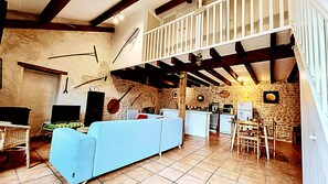 TV, fireplace - Le Four a Pain 2 bedroom gite (Saint-Just-Luzac)