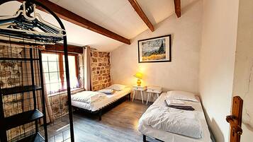 3 slaapkamers, een strijkplank/strijkijzer, wifi